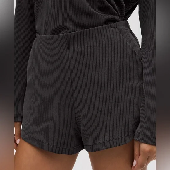 lululemon athletica Charcoal Ribbed Athletic Shorts cheeky 4 pockets elastic - Picture 3 of 13